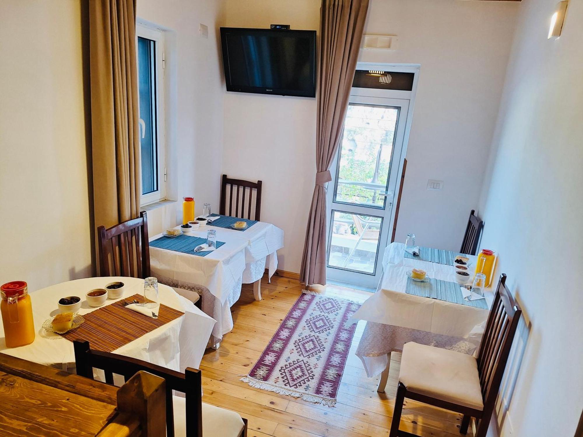 Guesthouse Riverside Berat Buitenkant foto