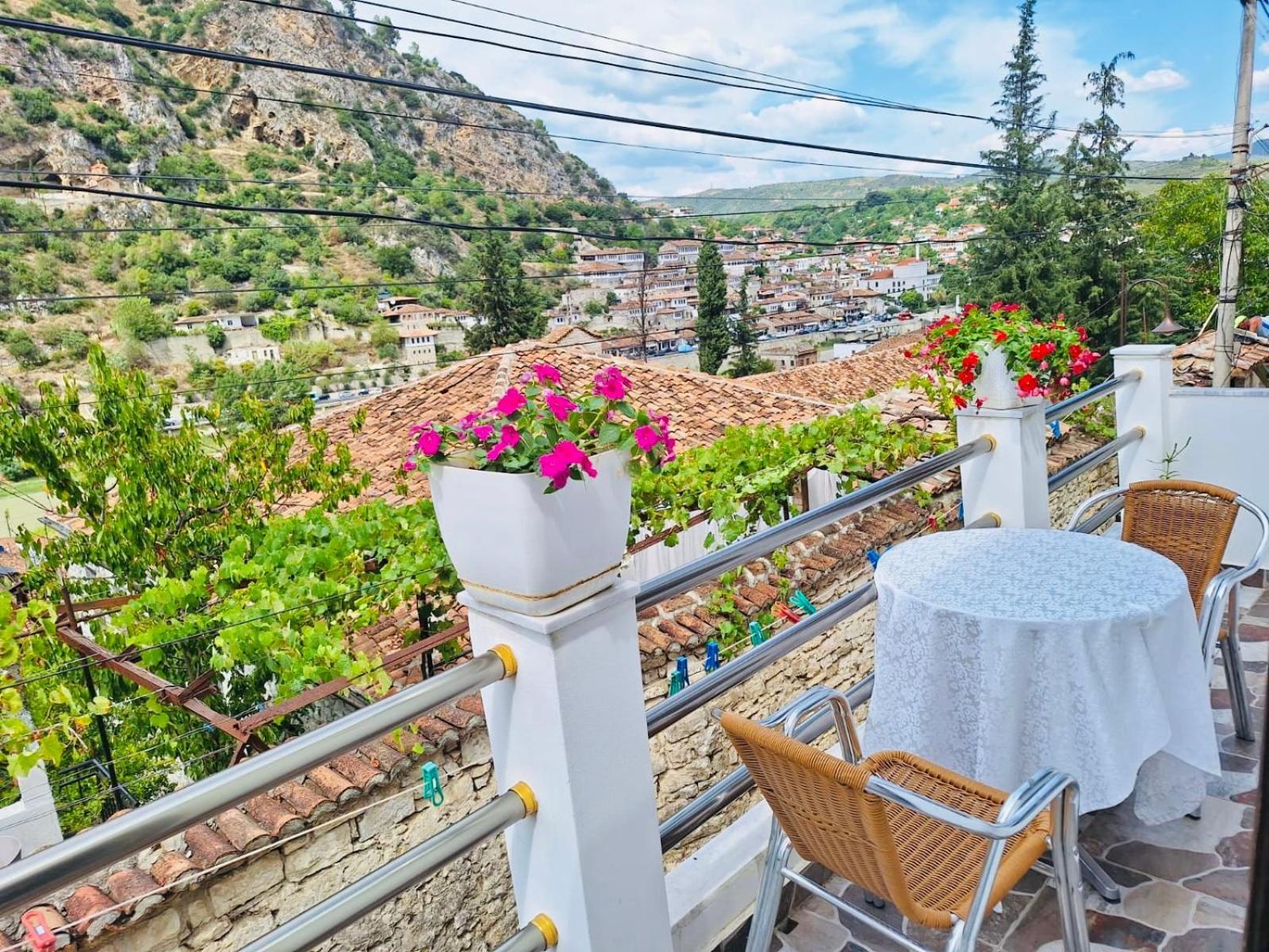 Guesthouse Riverside Berat Buitenkant foto